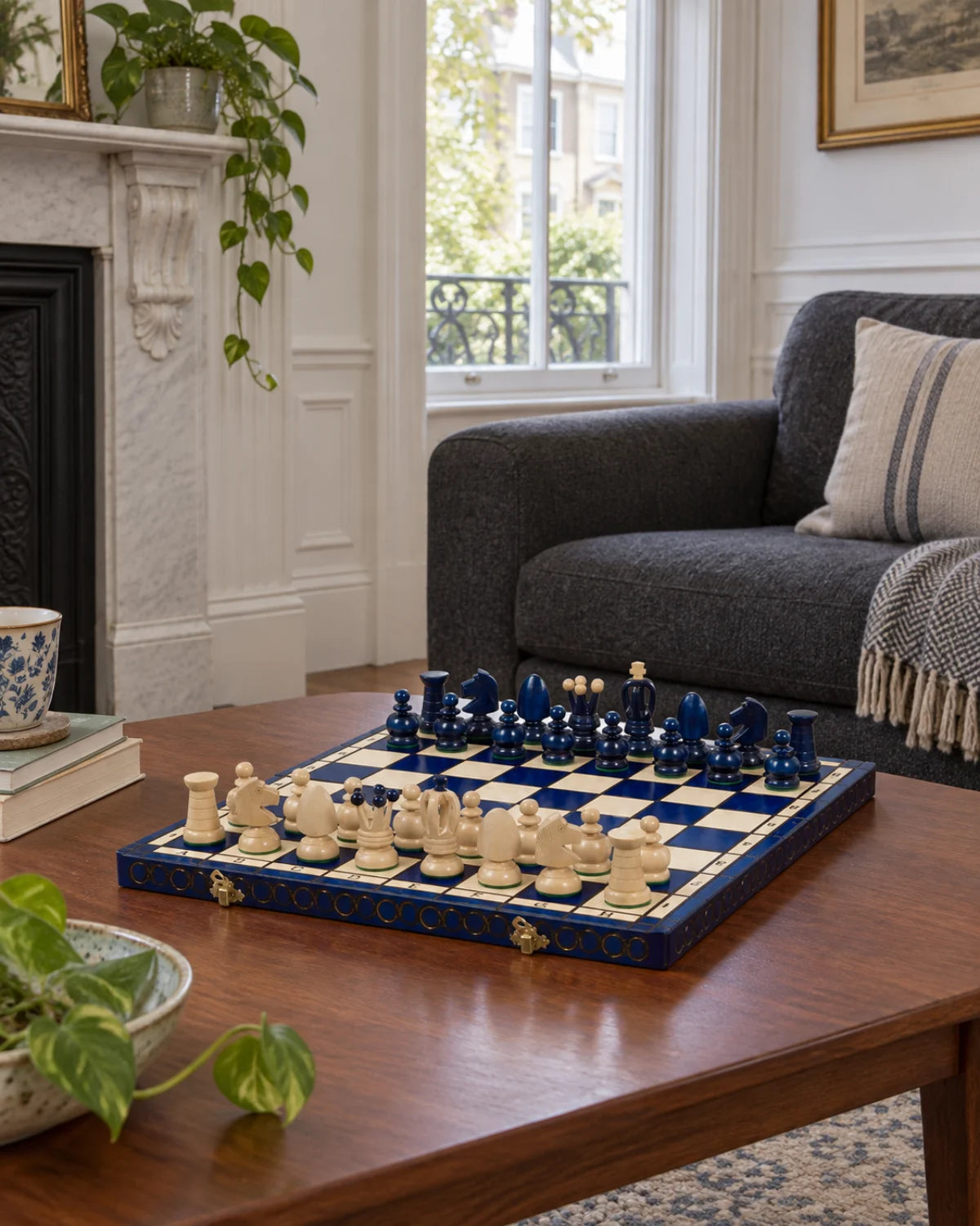 Jeu d’échecs King's grand modèle dans un salon chaleureux — mise en scène décorative