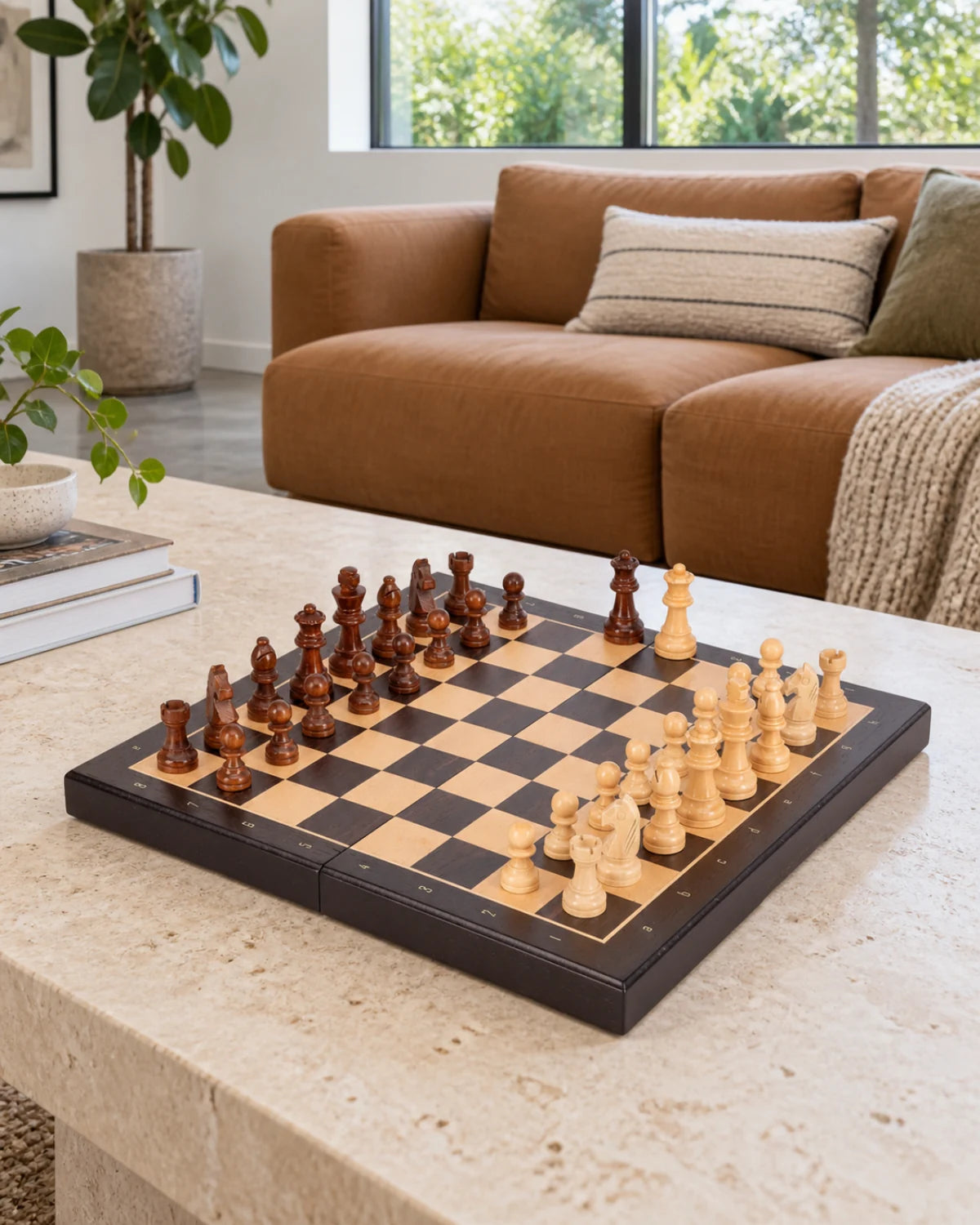 Jeu d’échecs magnétique à finition foncée dans un salon chaleureux — mise en scène décorative