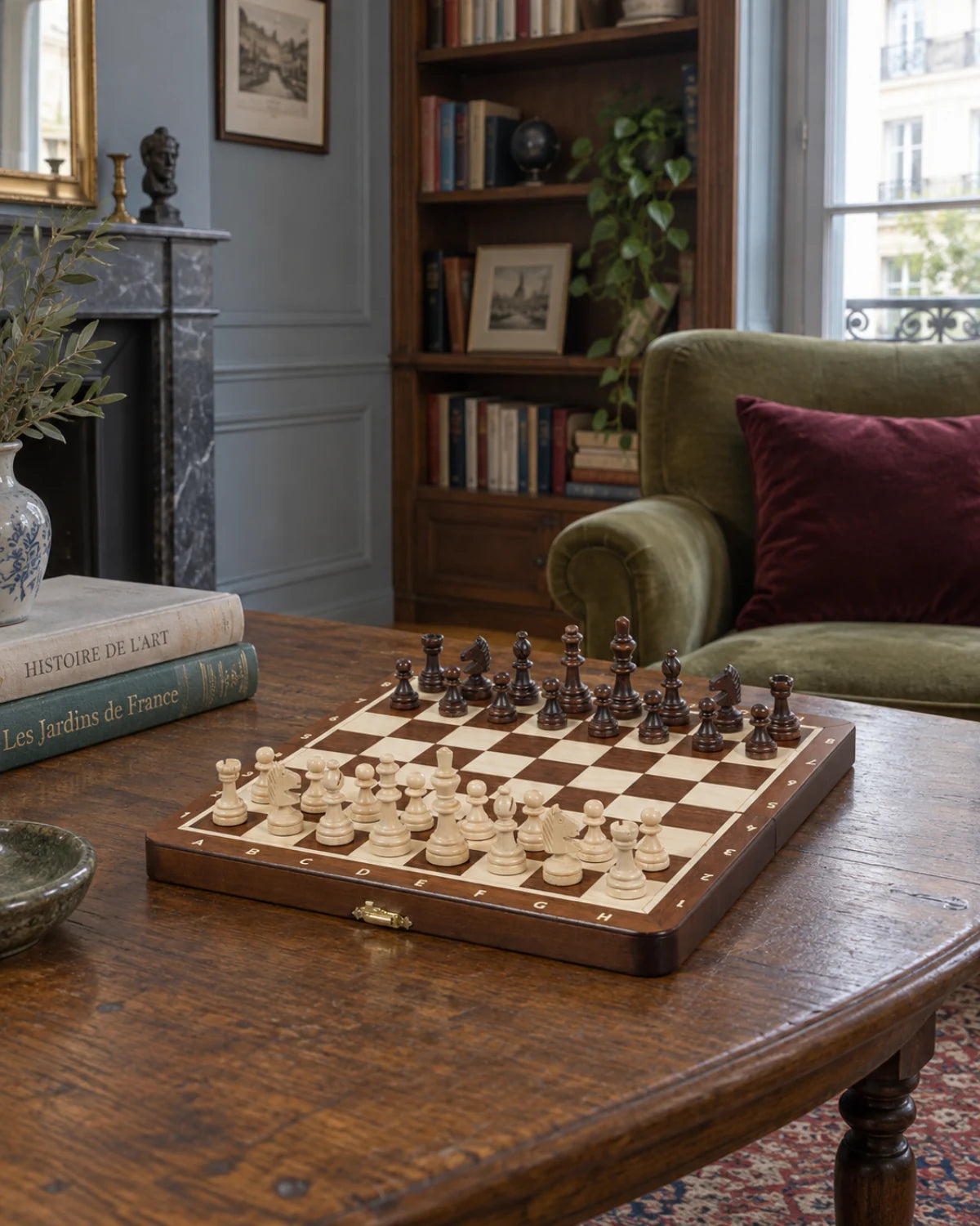 Jeu d’échecs magnétique marqueté dans un salon chaleureux — mise en scène décorative