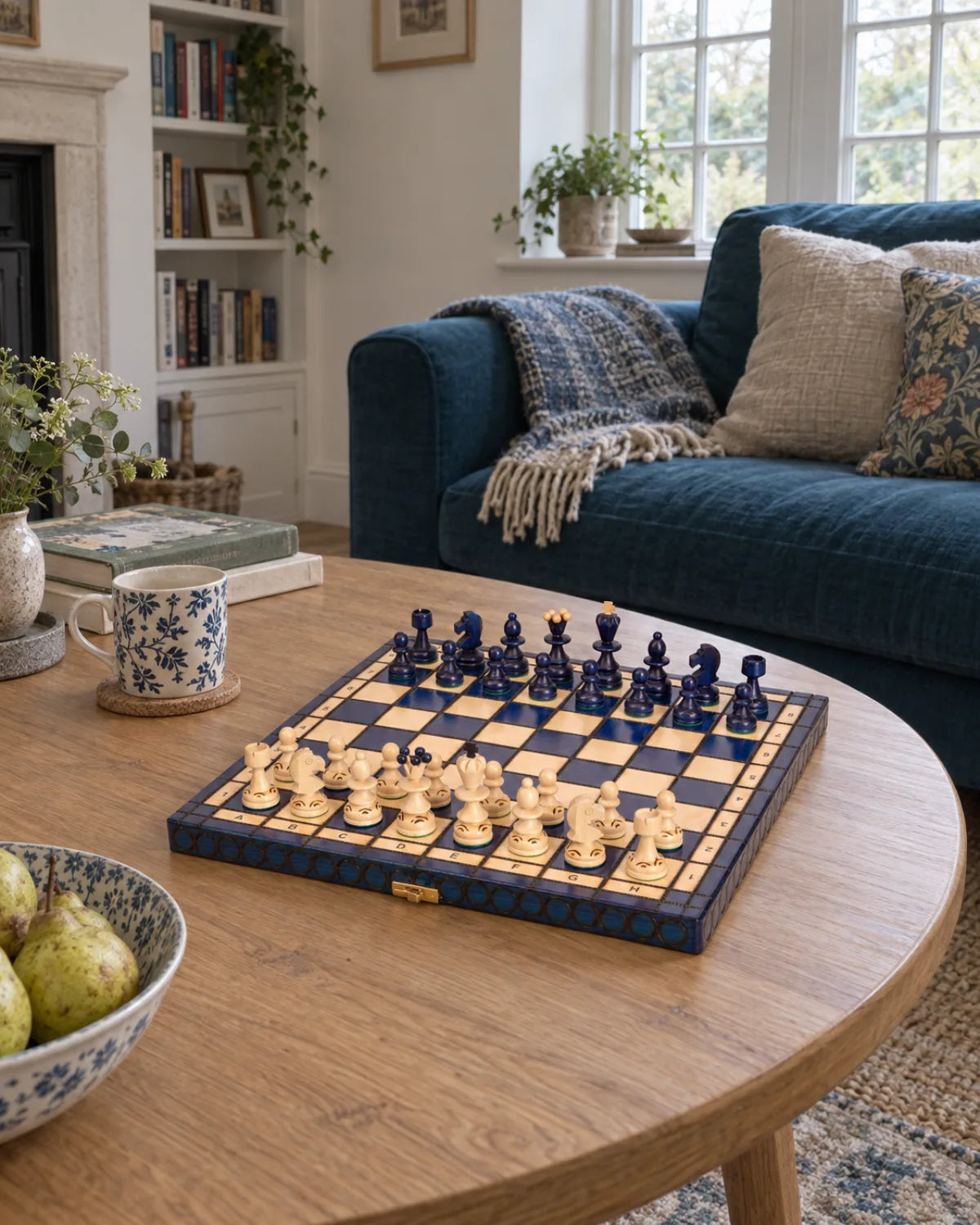 Jeu d’échecs Pearl petit modèle dans un salon chaleureux — mise en scène décorative