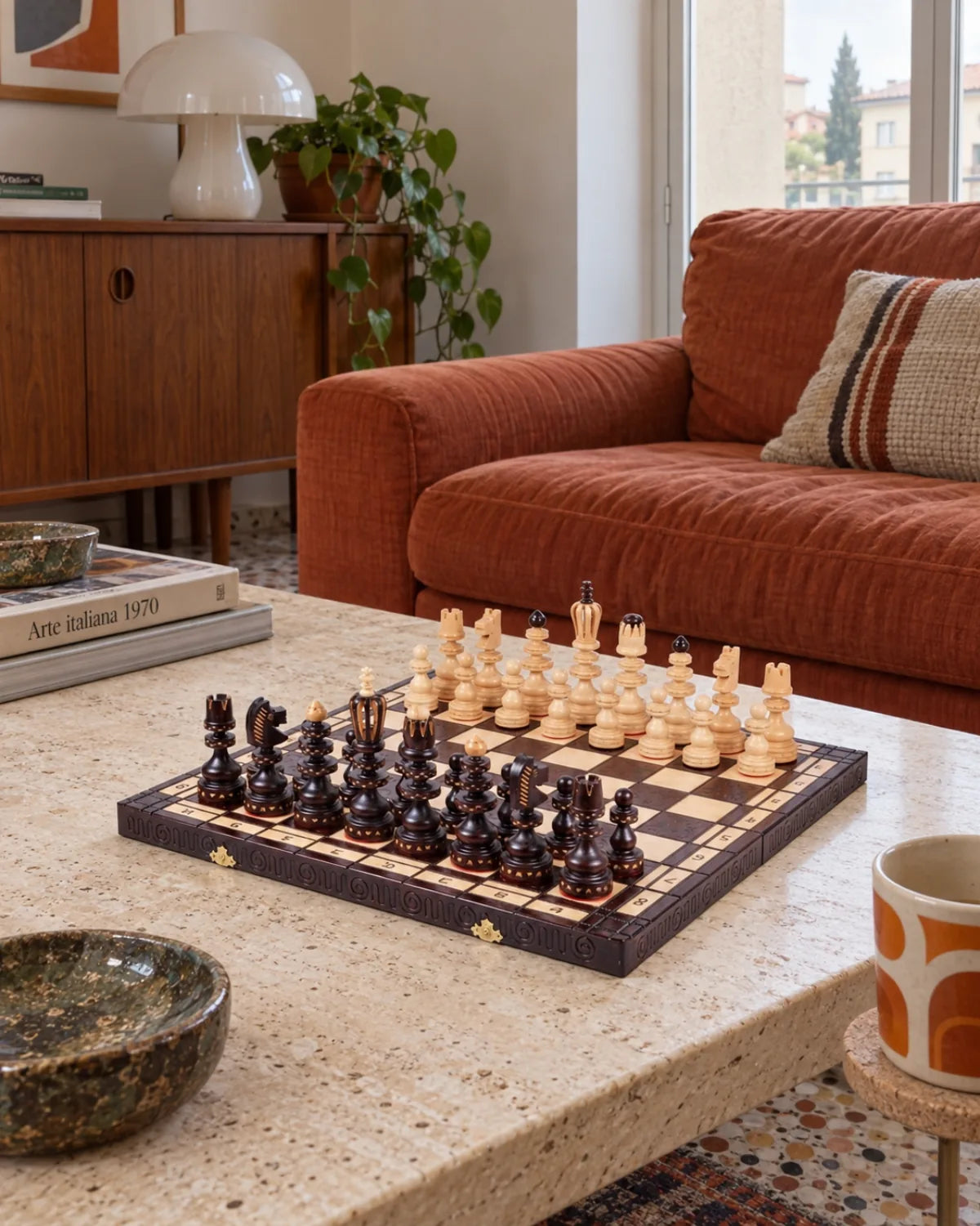 Jeu d’échecs Roman bois dans un salon chaleureux — mise en scène décorative