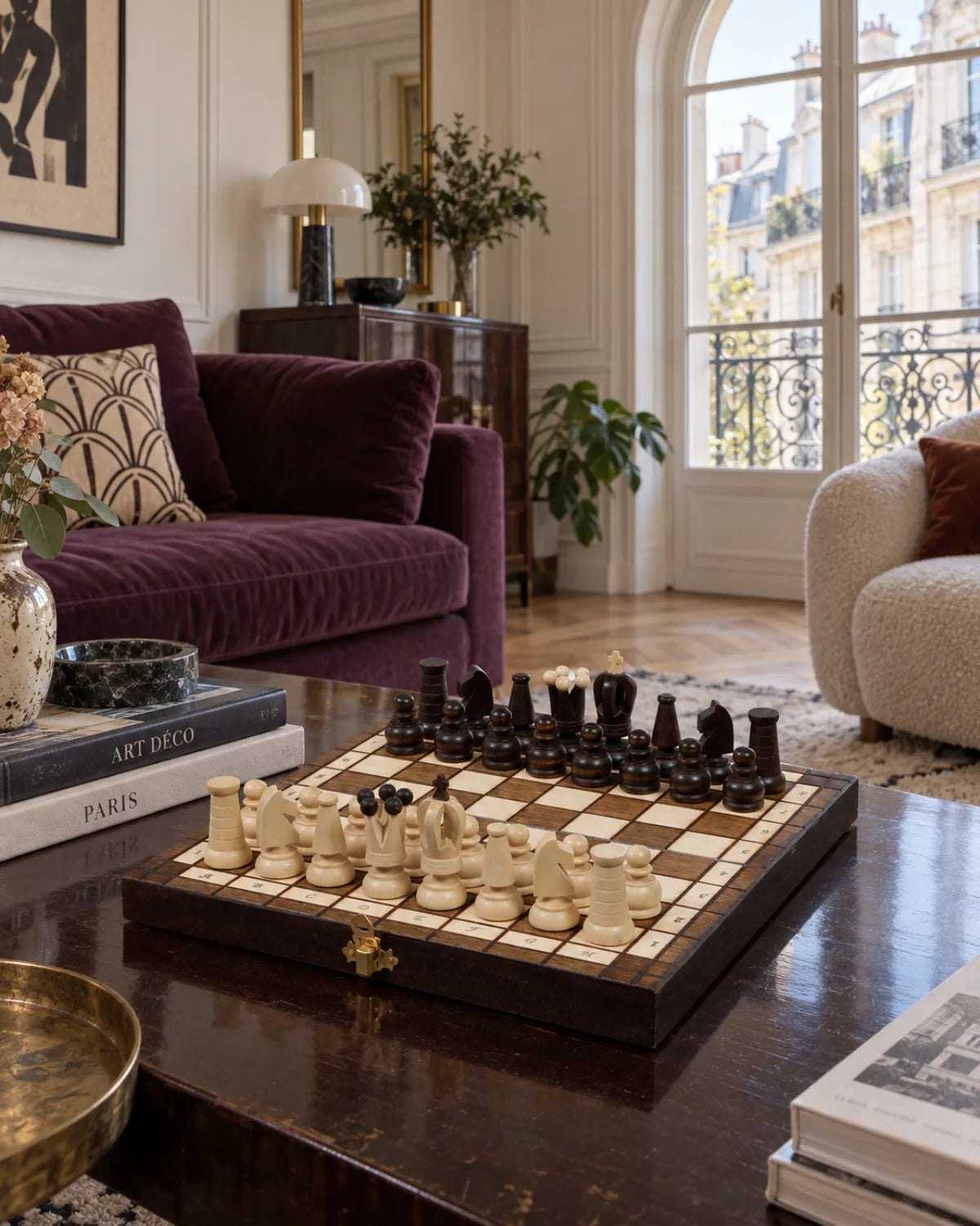 Jeu d’échecs Royal Mini en bois dans un salon chaleureux — mise en scène décorative