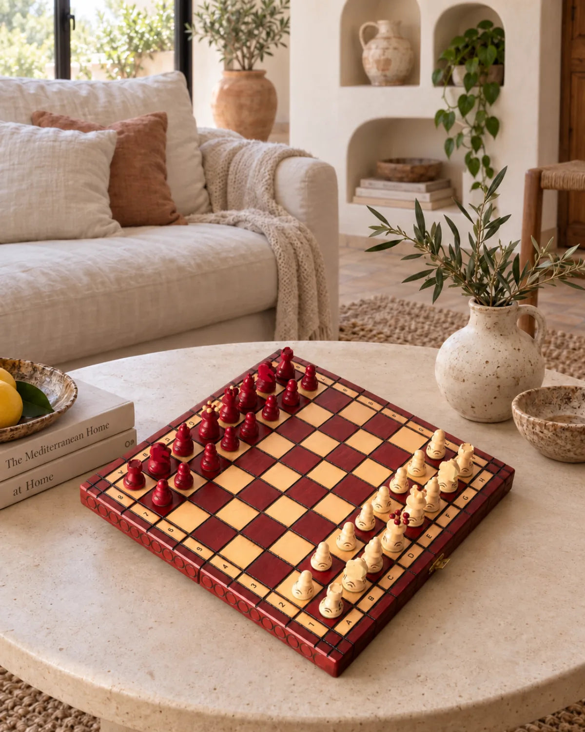 Jeu d’échecs Small Pearl dans un salon chaleureux — mise en scène décorative