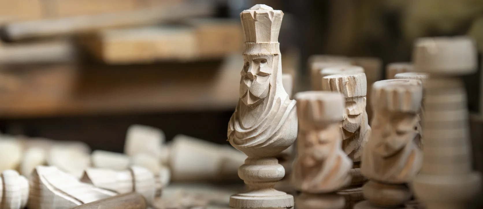 Pièces d’échecs en bois sculptées à la main sur l’établi de l’atelier