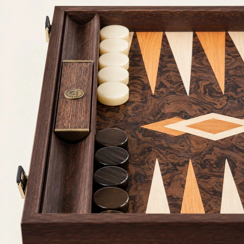 Backgammon Manopoulos BUU1 z kalifornského orechového koreňa — uloženie žetónov