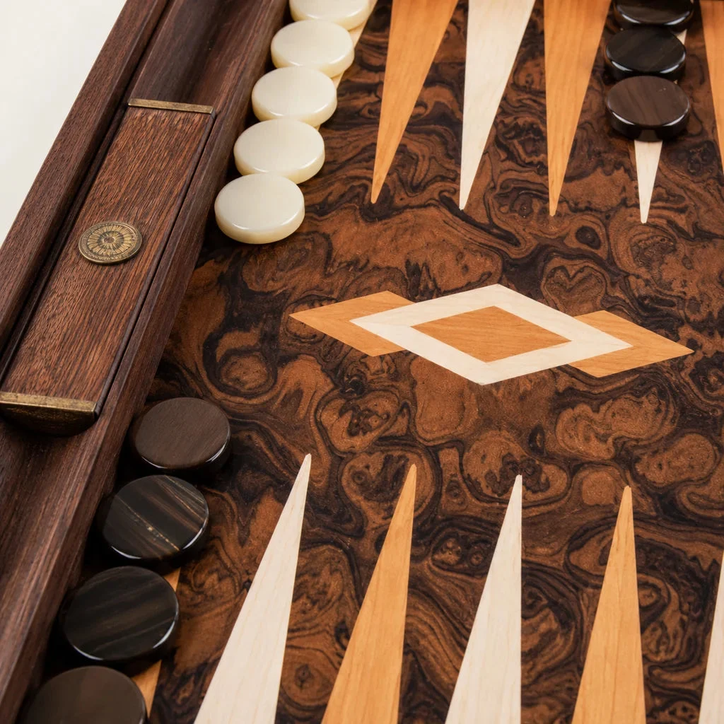 Backgammon Manopoulos BUU1 z kalifornského orechového koreňa — detail intarzie