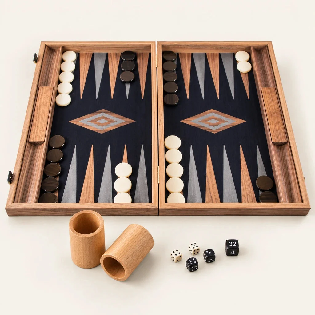 Backgammon Manopoulos BKB1 z orecha a čierneho duba — celkový pohľad na krémovom pozadí