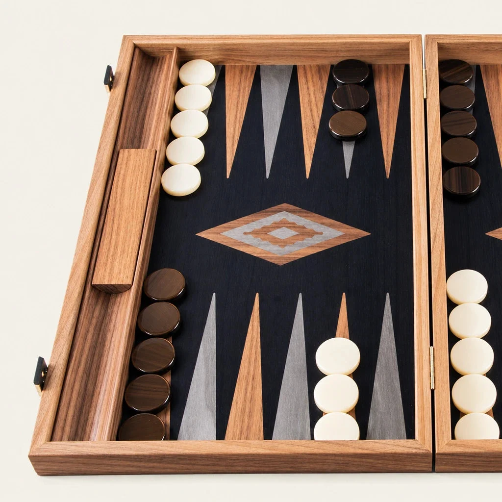 Backgammon Manopoulos BKB1 z orecha a čierneho duba — uloženie žetónov