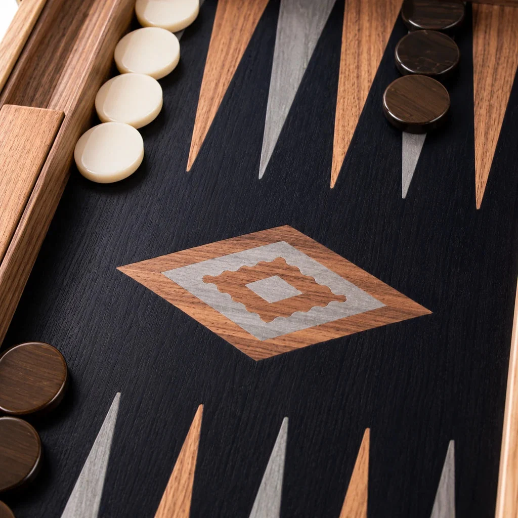 Backgammon Manopoulos BKB1 z orecha a čierneho duba — detail intarzie