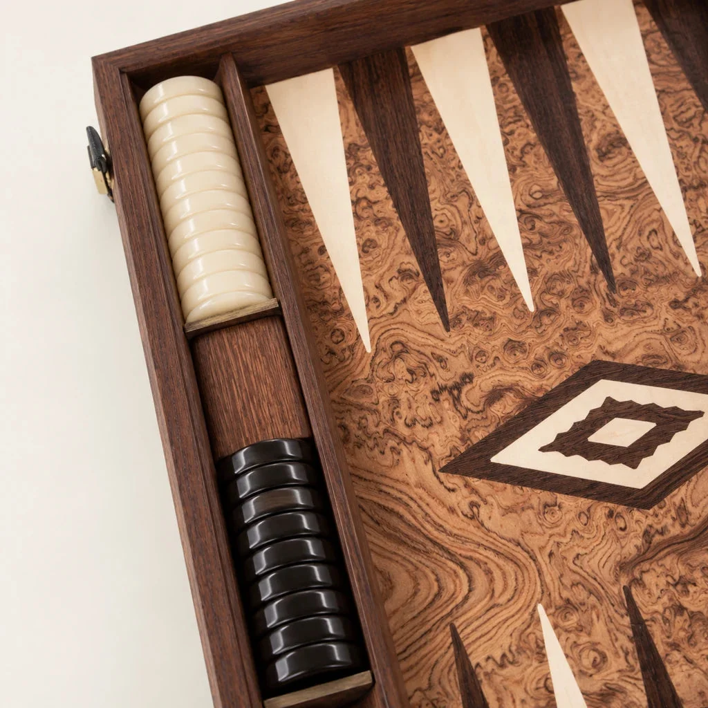 Backgammon Manopoulos BJJ1 i valnødrod — opbevaring af brikkerne