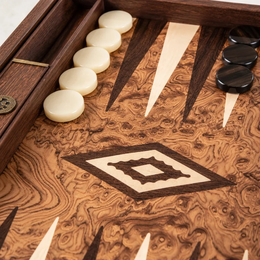 Detalle de la marquetería de un backgammon Manopoulos de raíz de nogal
