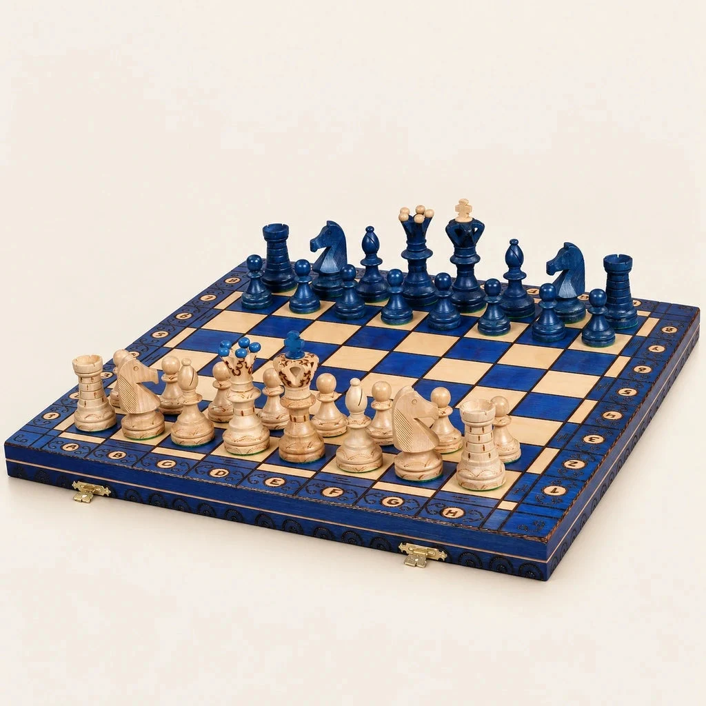 Schachspiel Le Diplomate blau — Gesamtansicht auf cremefarbenem Hintergrund, Brett 8 × 8 und Figuren in Grundstellung