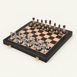 Jeu d’échecs Le Luxembourg — vue d’ensemble sur fond crème