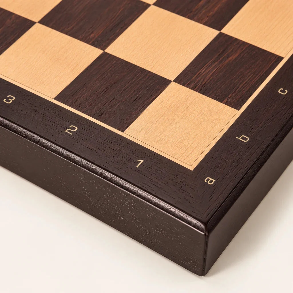 Nomade ebony magnetic chess set — detail of the wood and decoration