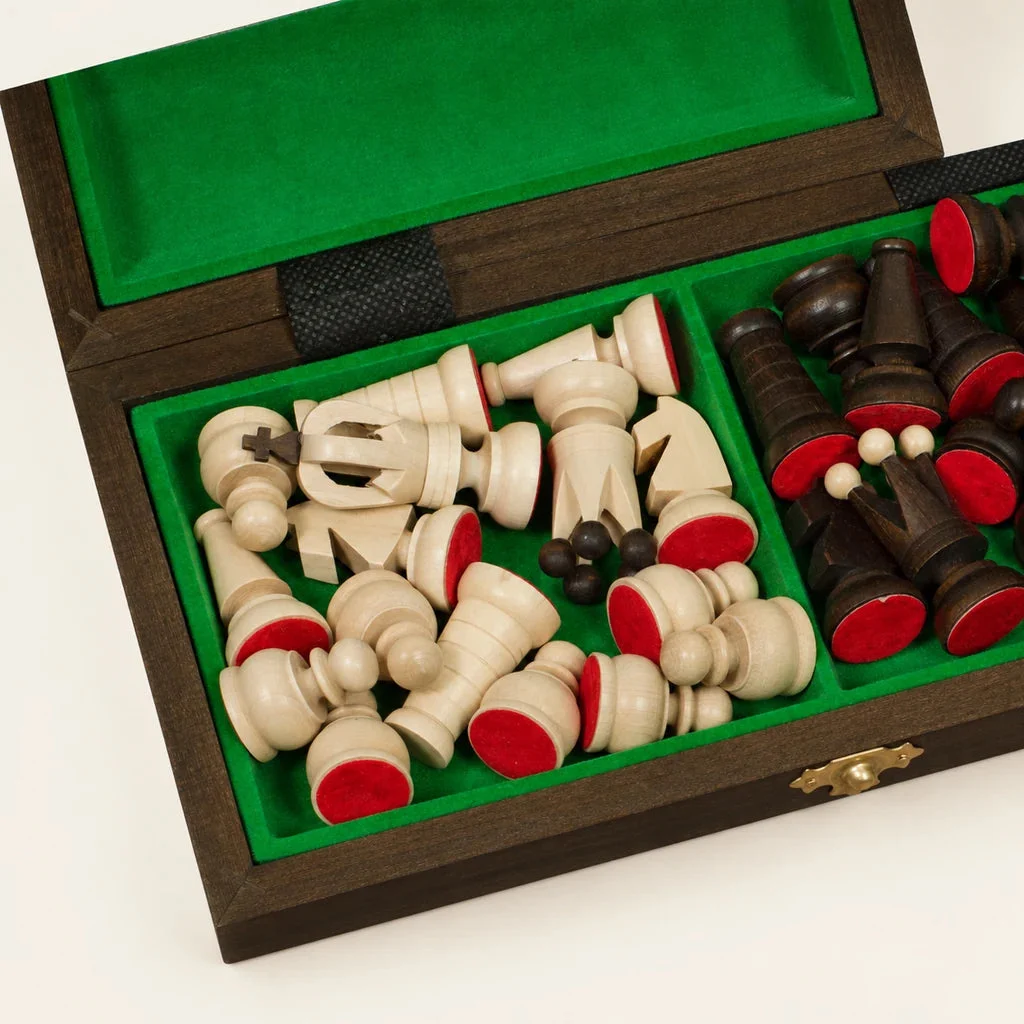 Set di scacchi Le Petit Trianon — cofanetto aperto, pezzi riposti