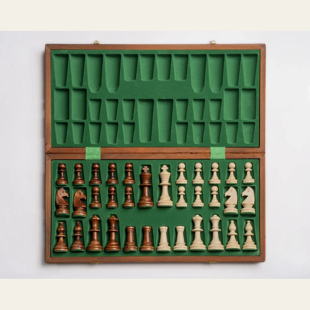 Juego de ajedrez Le Régence n.º 5 — estuche abierto con las piezas guardadas